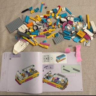 Lego Friends 41681 Camper Van nel bosco con barca
