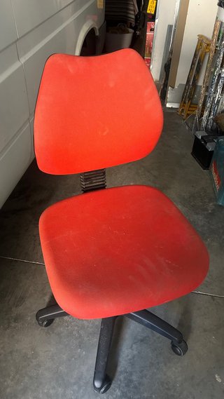 Silla de escritorio roja y negra