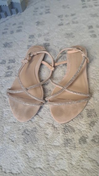 Sandalias planas beige con strass