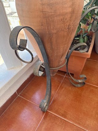 Jarrón de terracota con soporte metálico