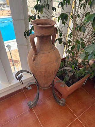 Jarrón de terracota con soporte metálico