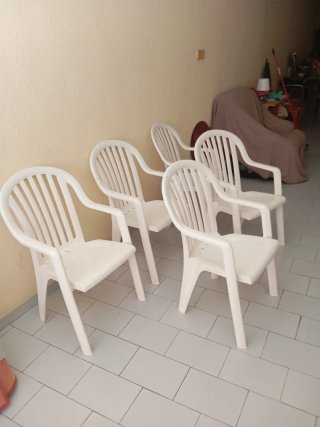 5 Sillas de Plástico Blancas
