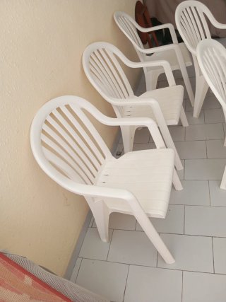 5 Sillas de Plástico Blancas