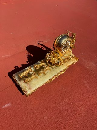 Reloj de sobremesa grande dorado