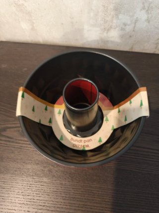 Forma de bolo vermelha com  furo no centro