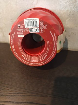 Forma de bolo vermelha com  furo no centro