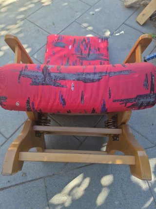 Mecedora de madera con estampado