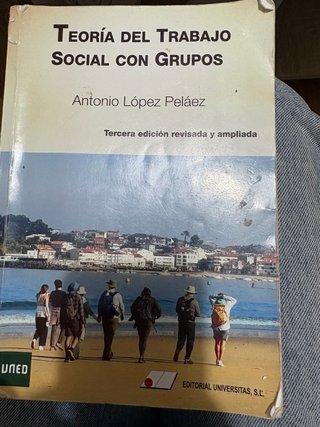 Libro de trabajo social con grupos UNED