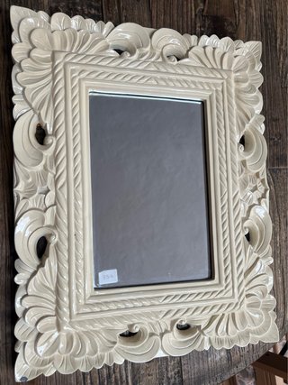 Espejo decorativo beige con marco tallado