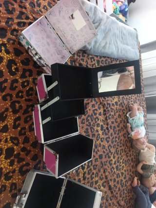 Maletines de maquillaje MYA y Bon Voyage y uno ros