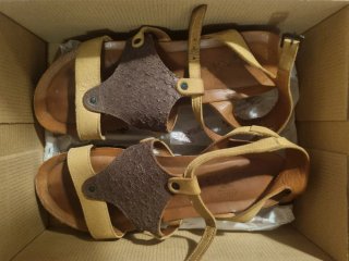 Sandalias de cuero marrón y amarillo