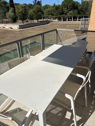 Mesa y sillas de exterior