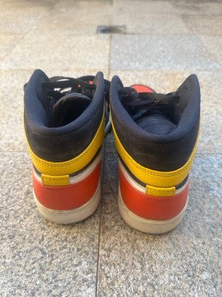 Zapatillas Jordan Altas Negras Rojas Amarillas