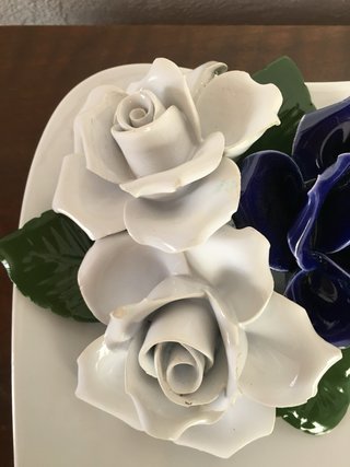 Piatto e vaso porcellana bianca con rose blu