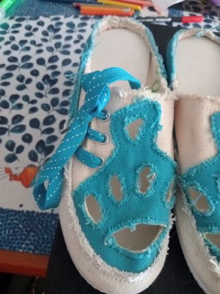 Zapatos abiertos blancos y azules