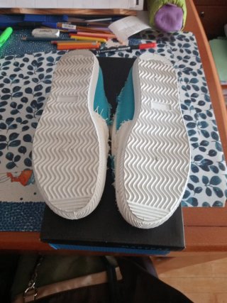 Zapatos abiertos blancos y azules