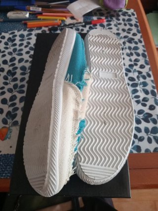 Zapatos abiertos blancos y azules
