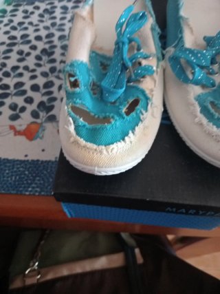 Zapatos abiertos blancos y azules