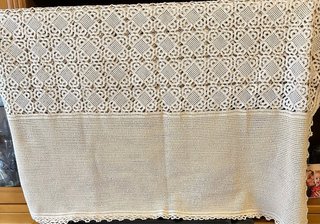 Colcha de ganchillo beige hecho a mano