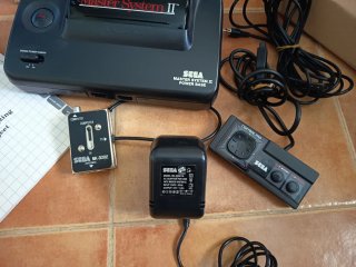 Sega Master System II con caja y manual