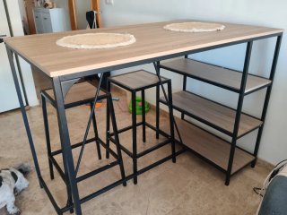 Mesa alta madera y metal con taburetes