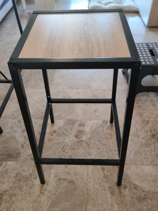 Mesa alta madera y metal con taburetes