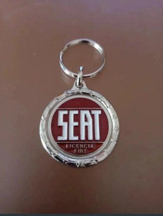LLAVERO SEAT LICENCIA FIAT ROJO DE METAL CROMADO