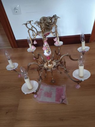 Lámpara de metal y porcelana dorada