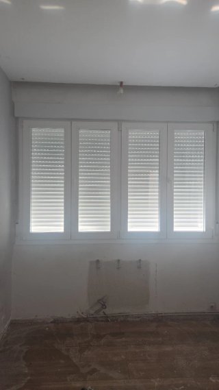 Ventana doble aluminio oscilobatiente blanca.