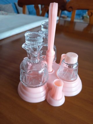 Vinajeras antiguas con soporte rosa