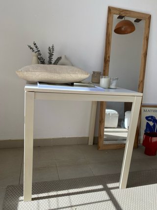 Mesa cuadrada blanca