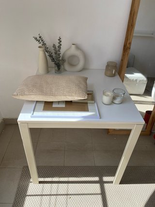 Mesa cuadrada blanca