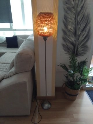 Lampada da terra in vimini