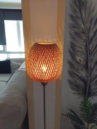 Lampada da terra in vimini