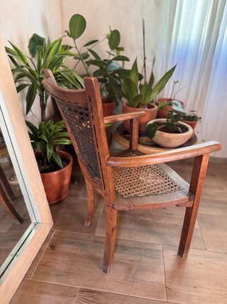 Silla antigua de madera y ratán