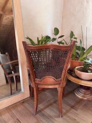 Silla antigua de madera y ratán