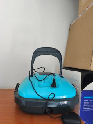 Robot limpiafondos piscina azul