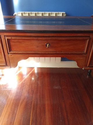 Escritorio antiguo madera y cuero