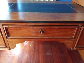 Escritorio antiguo madera y cuero