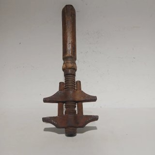 Llave inglesa antigua de madera y metal