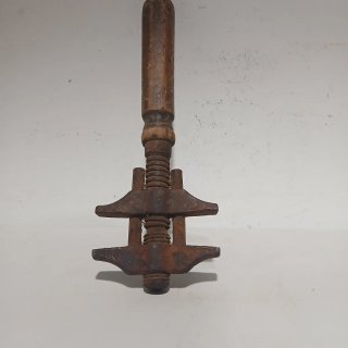 Llave inglesa antigua de madera y metal