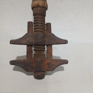Llave inglesa antigua de madera y metal