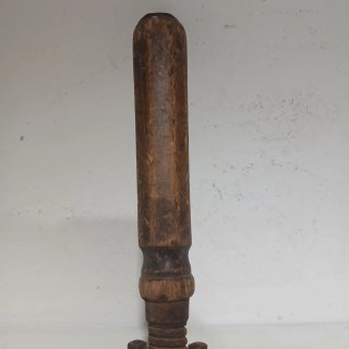 Llave inglesa antigua de madera y metal