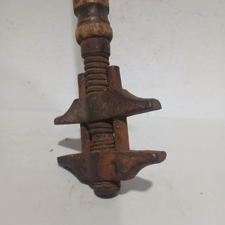 Llave inglesa antigua de madera y metal