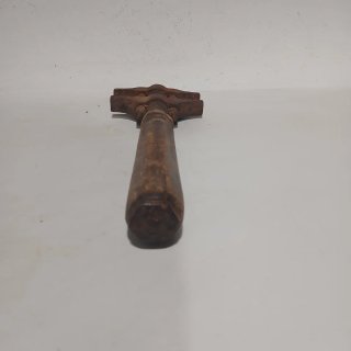 Llave inglesa antigua de madera y metal