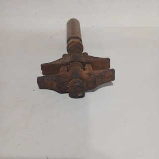 Llave inglesa antigua de madera y metal