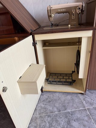 Maquina de coser SIGMA antigua con mueble