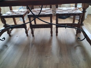 Mesa con 6 sillas de madera y cuero