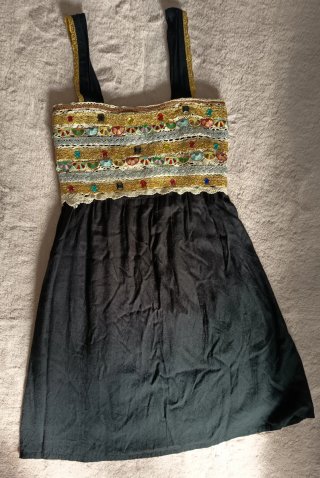 Vestido corto étnico con pedrería
