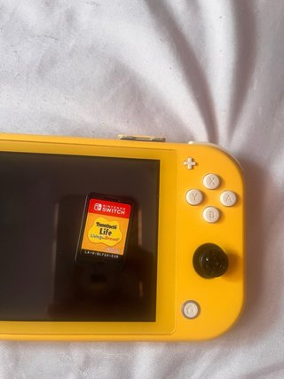 Nintendo Switch Lite Amarillo y tomodachi